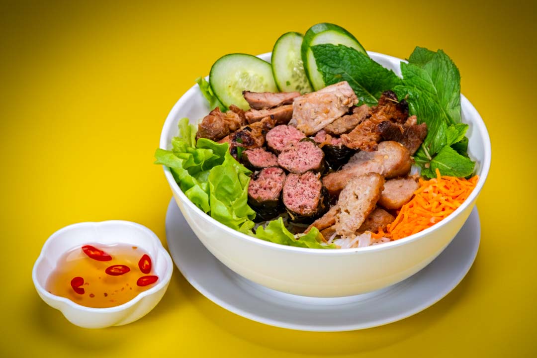 Fresh Vietnamese vermicelli salad bowl